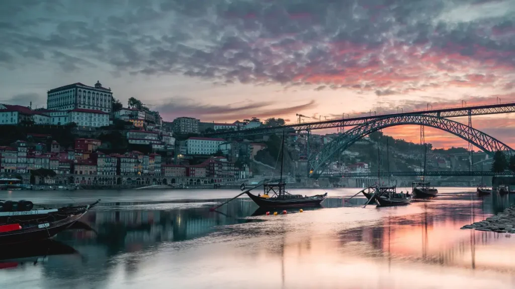 porto portugal rio douro ponte luis i rebelo barcos turismo viagem entardecer