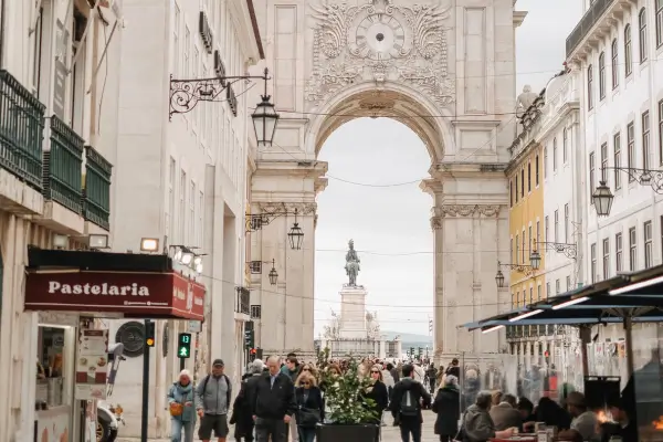 Rua Augusta movimentada na Baixa de Lisboa com o Arco da Rua Augusta ao fundo