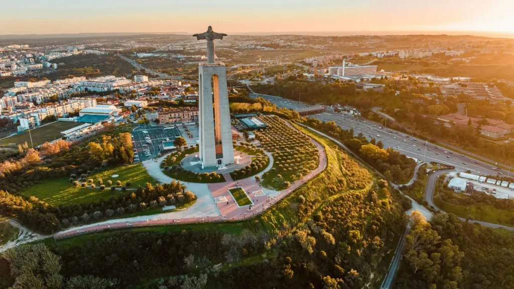 cristo rei almada portugal lisboa turismo viagem monumento estátua vista aerea nascer do sol