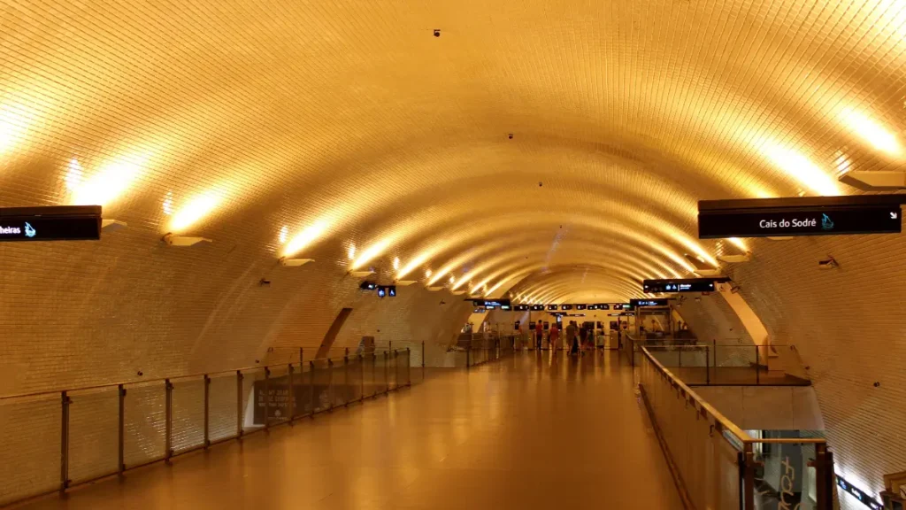 Estacao de metro do Cais do Sodre em Lisboa limpa e iluminada com placas de sinalizacao