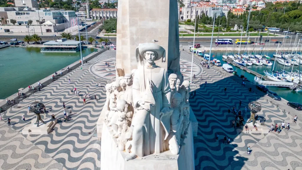 Vista aérea de drone do Padrão dos Descobrimentos e Rosa dos Ventos em calçada portuguesa em roteiro em Belem Lisboa