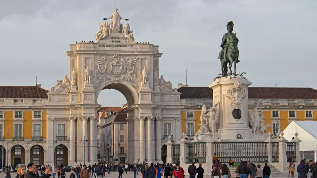 Praça do Comércio com o Arco da Rua Augusta e a estátua de D. José I em Lisboa