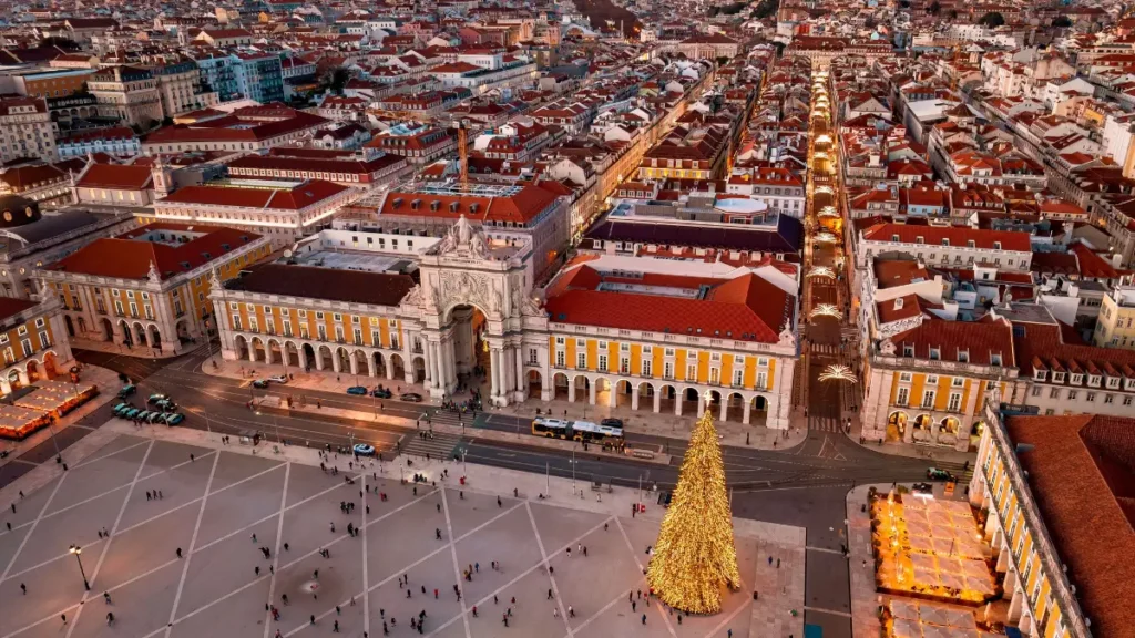 Vista aérea da Praça do Comércio e Arco da Rua Augusta iluminados em Lisboa para roteiro de 10 dias por Portugal.