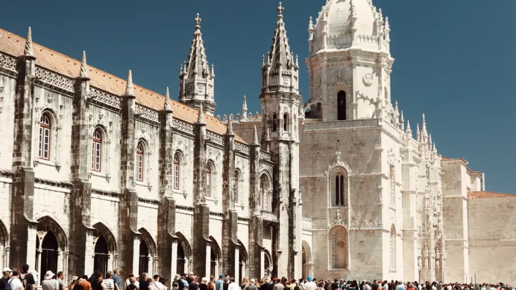 Fachada monumental do Mosteiro dos Jerónimos em Belém para roteiro de 10 dias por Portugal.