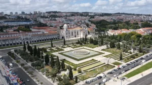 Vista aérea da Praça do Império e do Mosteiro dos Jerónimos em Lisboa em um dia ensolarado
