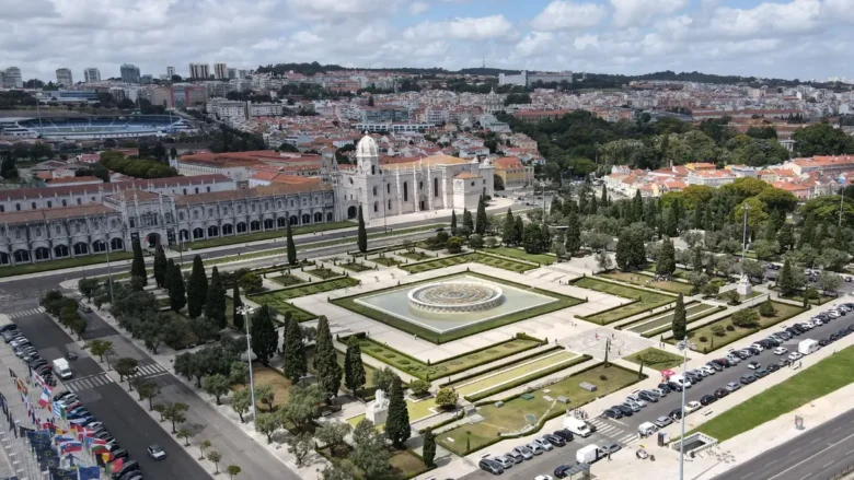 Vista aérea da Praça do Império e do Mosteiro dos Jerónimos em Lisboa em um dia ensolarado