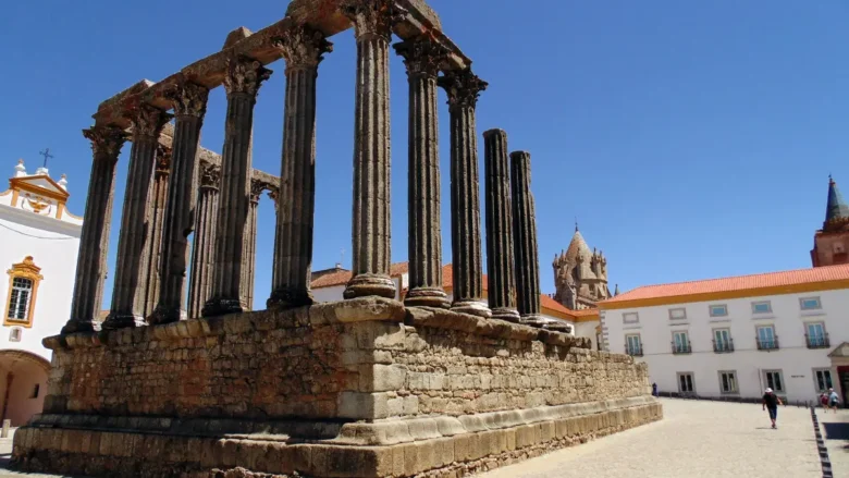 Templo Romano de Évora em granito com colunas coríntias sob céu azul no Alentejo.