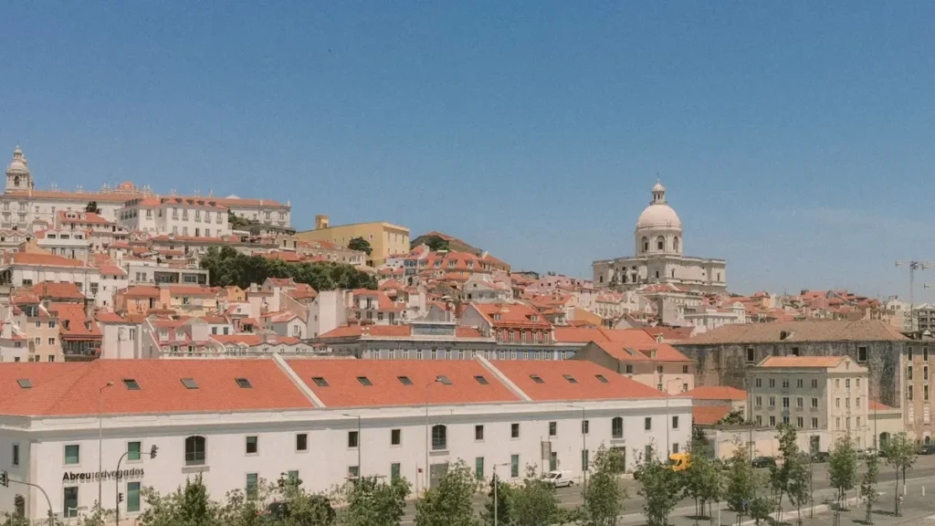 Vista de Alfama com o Panteão Nacional sob céu azul de verão em Lisboa Portugal.