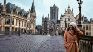 Mulher madura e elegante contemplando a cidade durante sua primeira viagem solo feminina aos 40.