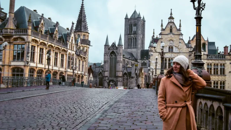 Mulher madura e elegante contemplando a cidade durante sua primeira viagem solo feminina aos 40.